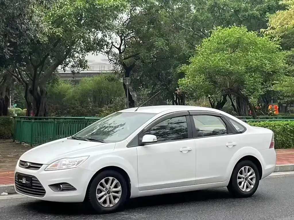Ford Focus Focus 2013 Sedan Classic 1.8L Automatic Basic Model — photo 1