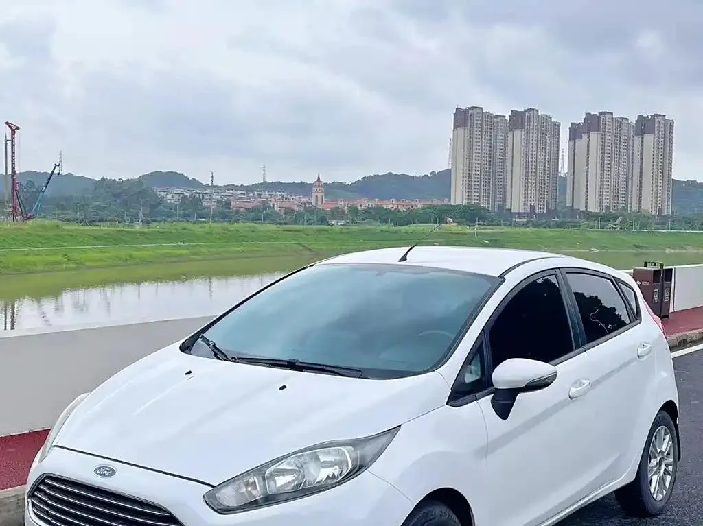 Ford Festiva Festiva 2013 Hatchback 1.5L Automatic Fashion Model — photo 1