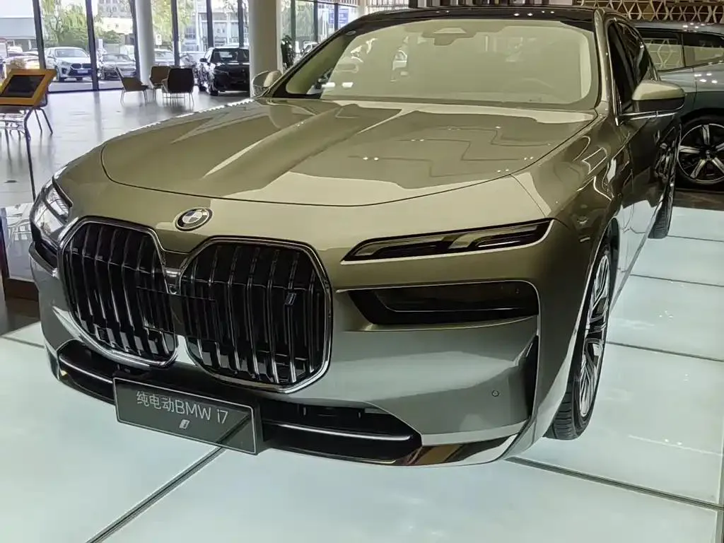 BMW BMW i7 — Silver Gray