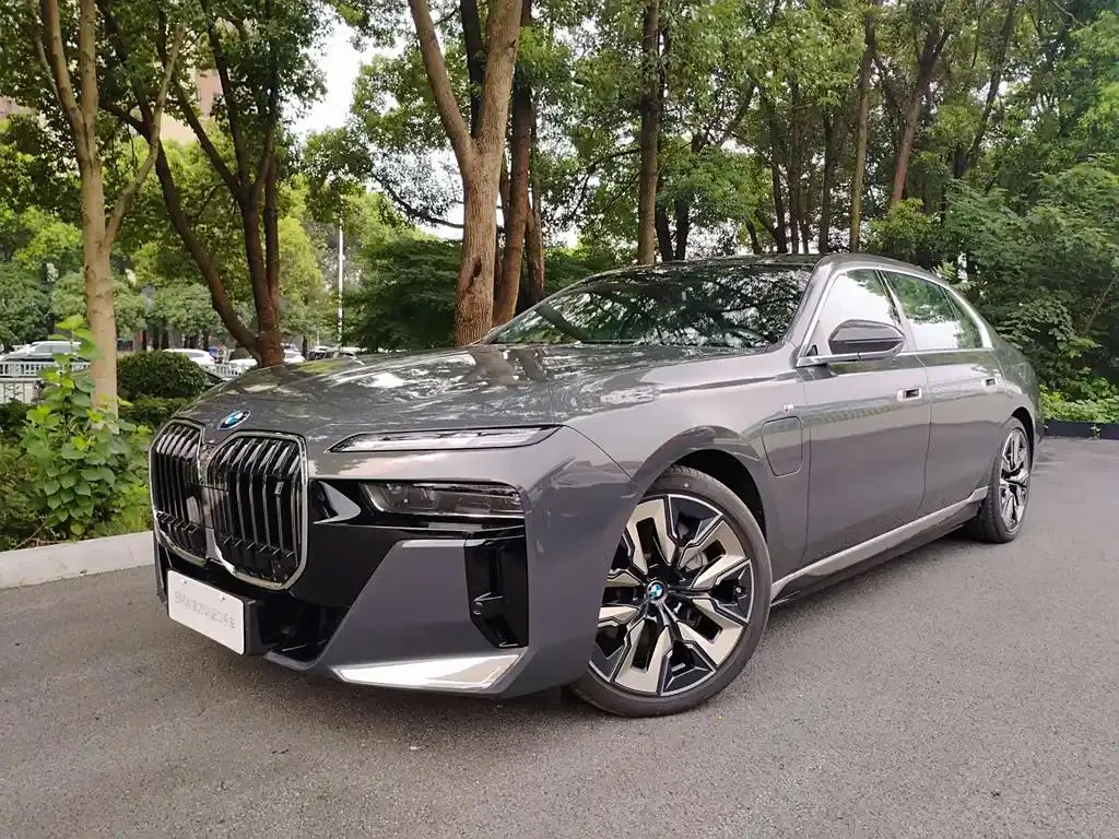 BMW BMW i7 — Silver Gray