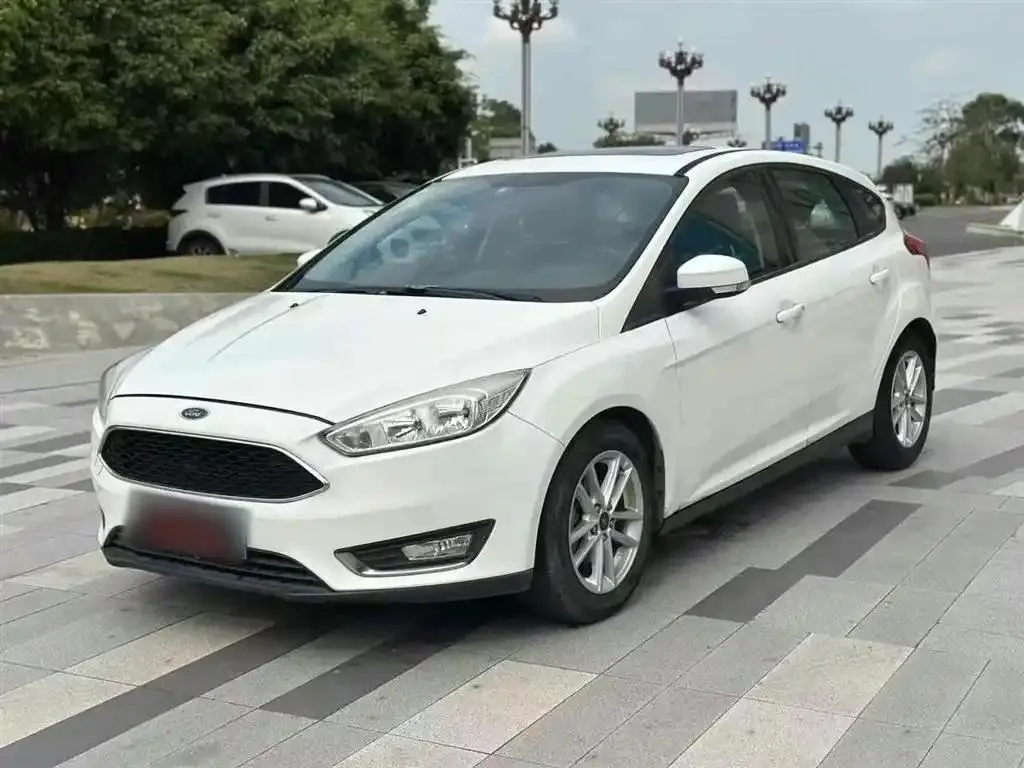 Ford Focus Focus 2015 Hatchback EcoBoost 125 Automatic Super Energy Fashion Edition — photo 1
