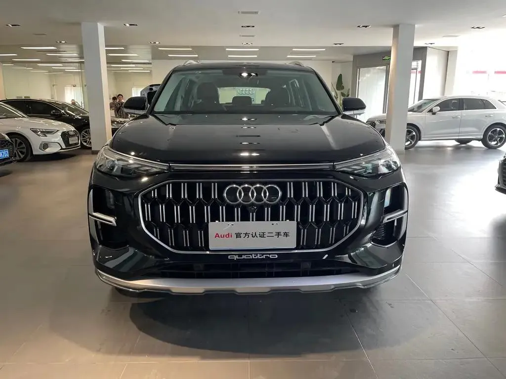 Audi Audi Q6 — أسود