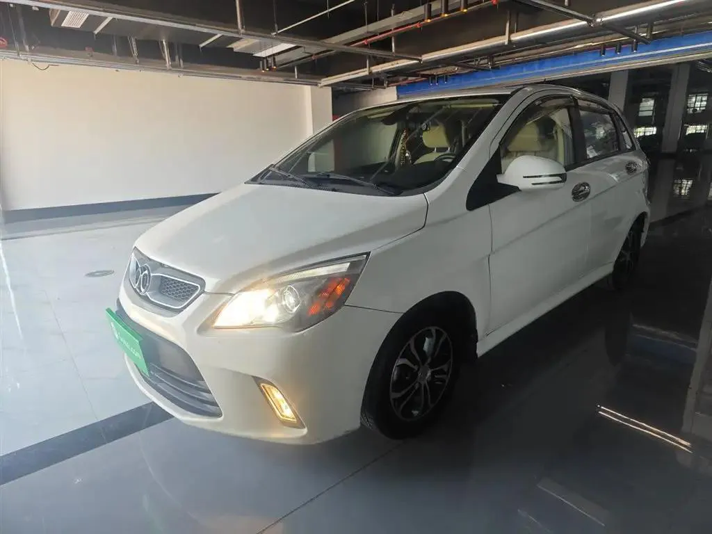 BAIC Motor Beijing Senova D20 2015 hatchback 1.5L manual Le Shang version — photo 1