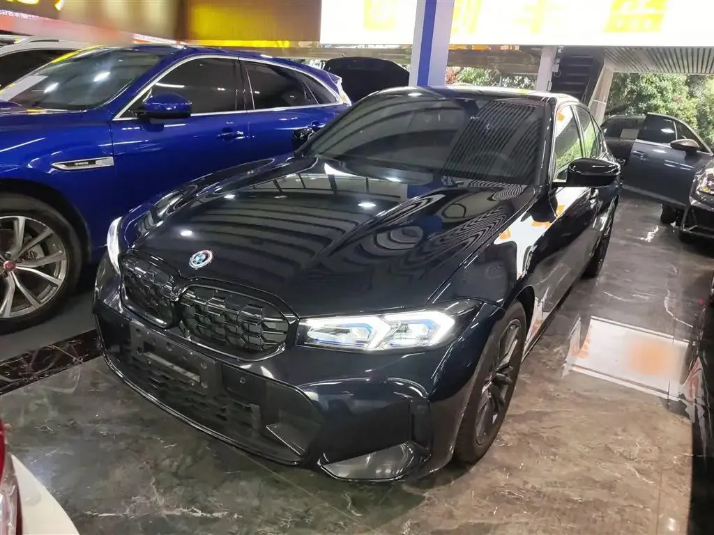 BMW 3 Series 3 Series 2024 330i M Sport Night Edition — photo 1