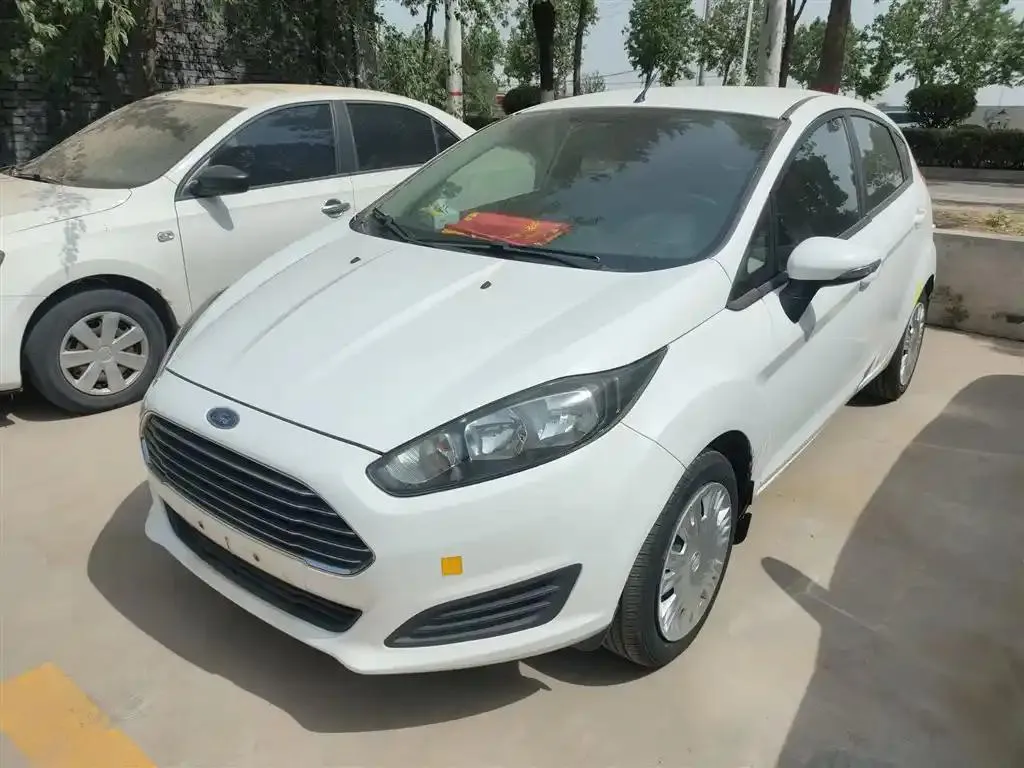 Ford Ford Festiva — أبيض