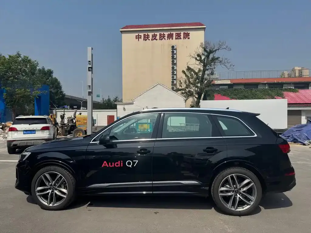Audi Q7 Q7 2024 45 TFSI quattro S line sports model — Voir la photo 3