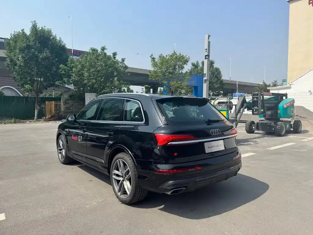 Audi Q7 Q7 2024 45 TFSI quattro S line sports model — Voir la photo 4