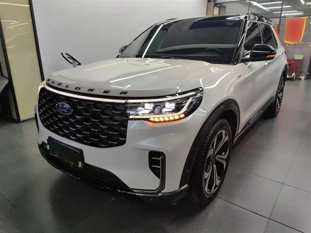 Ford Ford Explorer — White