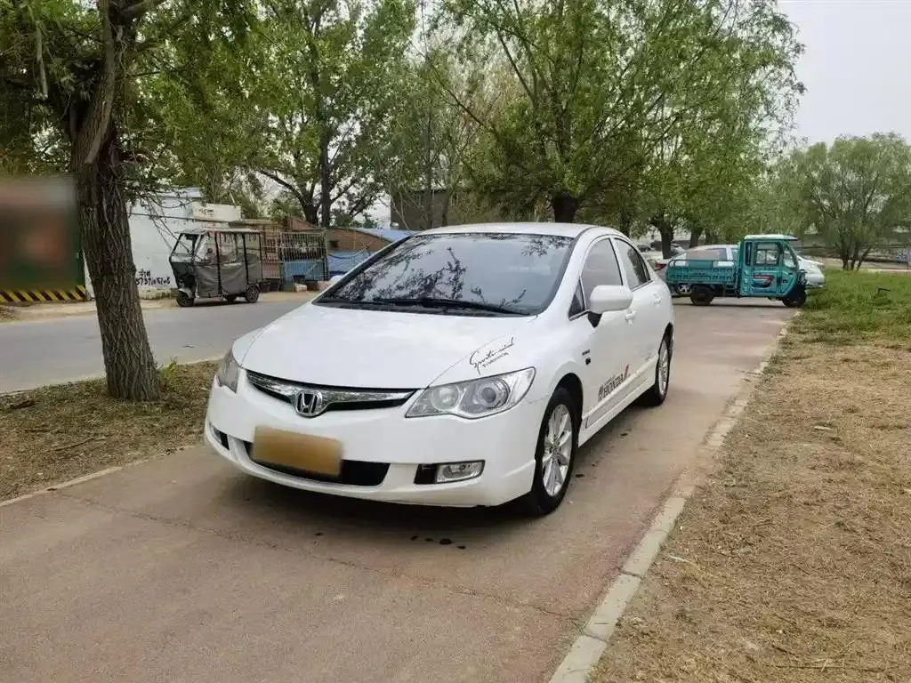 CIIMO Honda Ciimo 2015 C-Class 1.8L Automatic Luxury Edition — photo 1
