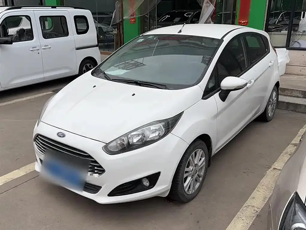 Ford Ford Festiva — أبيض