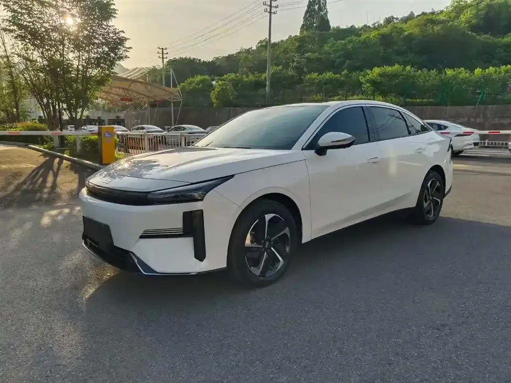 Geely Galaxy Galaxy Galaxy L6 2023 125km MAX — photo 1
