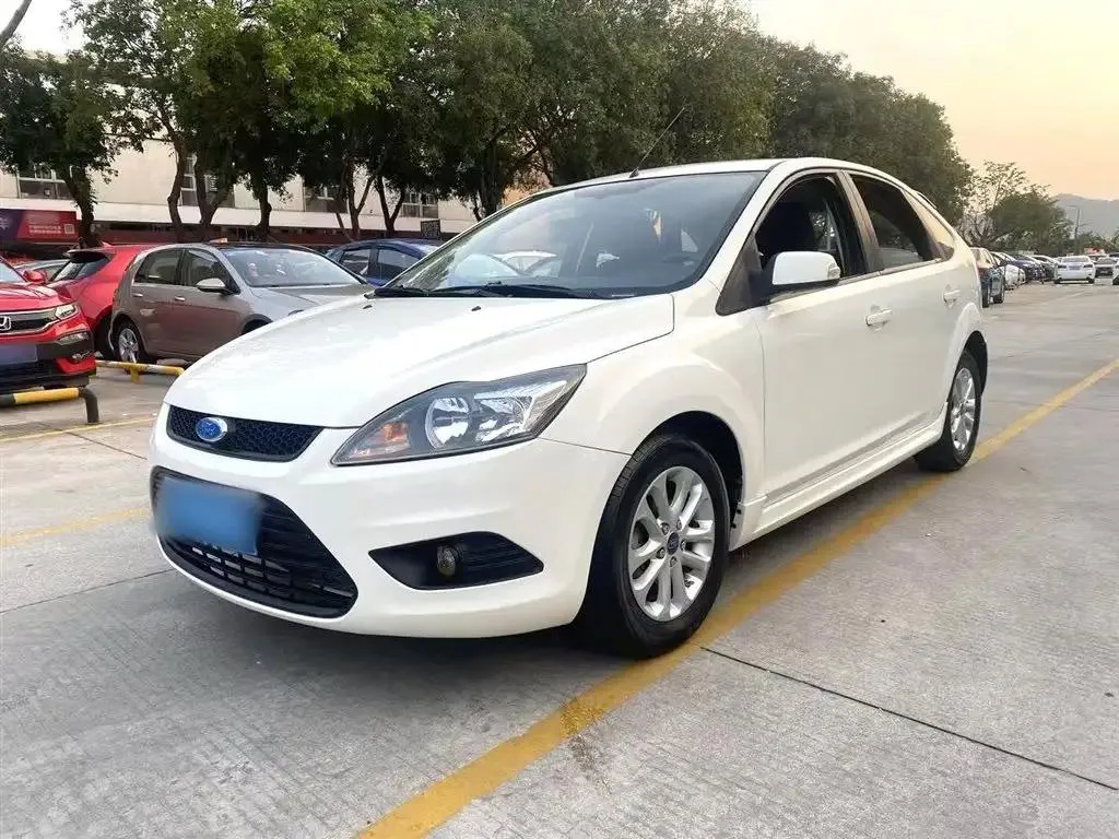 Ford Focus Focus 2013 Hatchback Classic 1.8L Manual Basic Model — photo 1