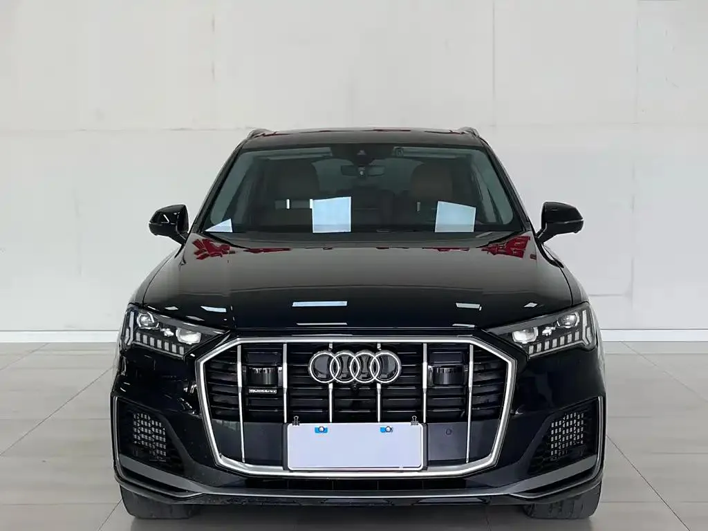 Audi Audi Q7 — أسود