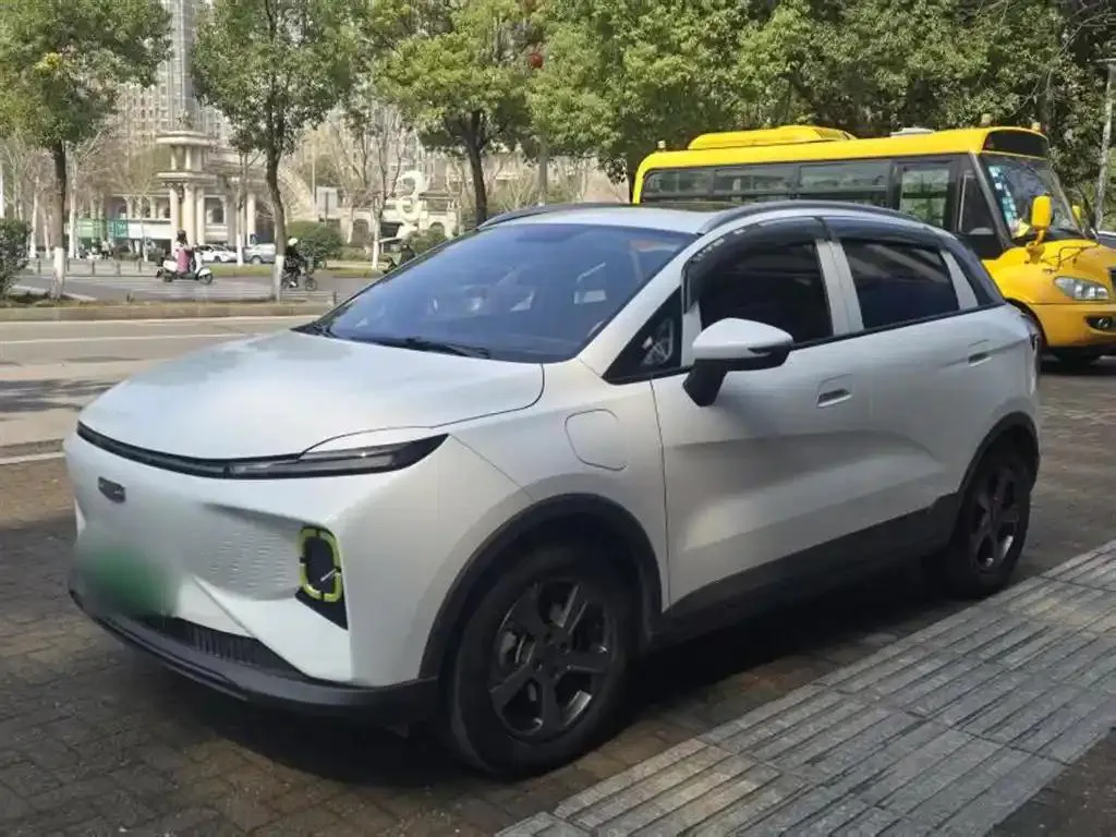 Geely Geely Geometry E — أبيض