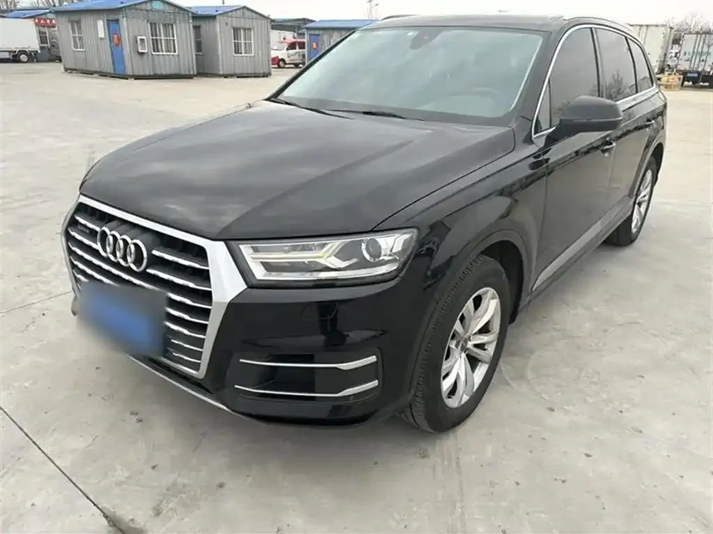 Audi Audi Q7 — أسود