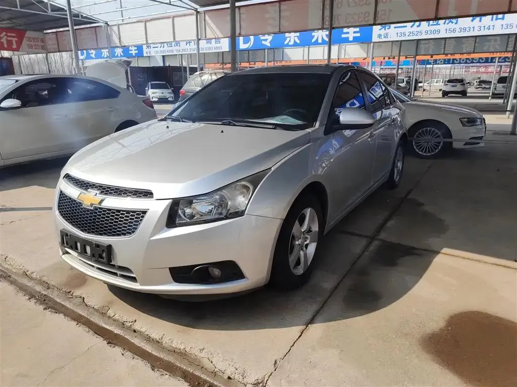 Chevrolet Chevrolet Cruze — Silver / Gray