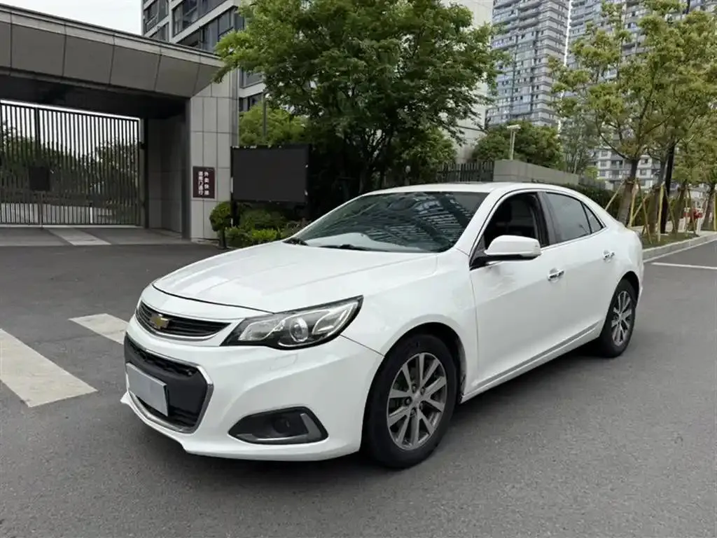 Chevrolet Chevrolet Malibu — أبيض