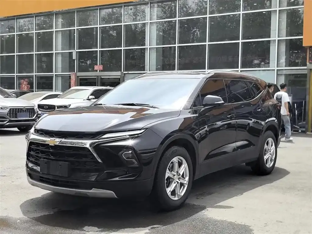 Chevrolet Chevrolet Blazer — أسود