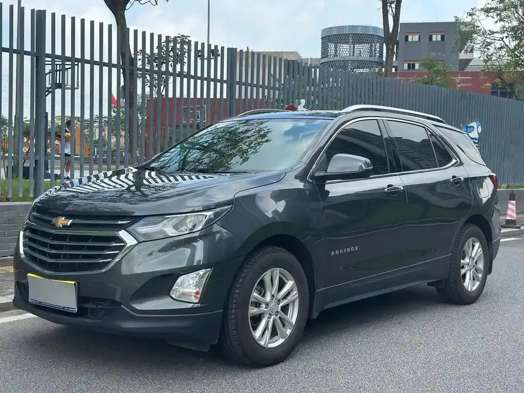 Chevrolet Chevrolet Equinox — Silver / Gray