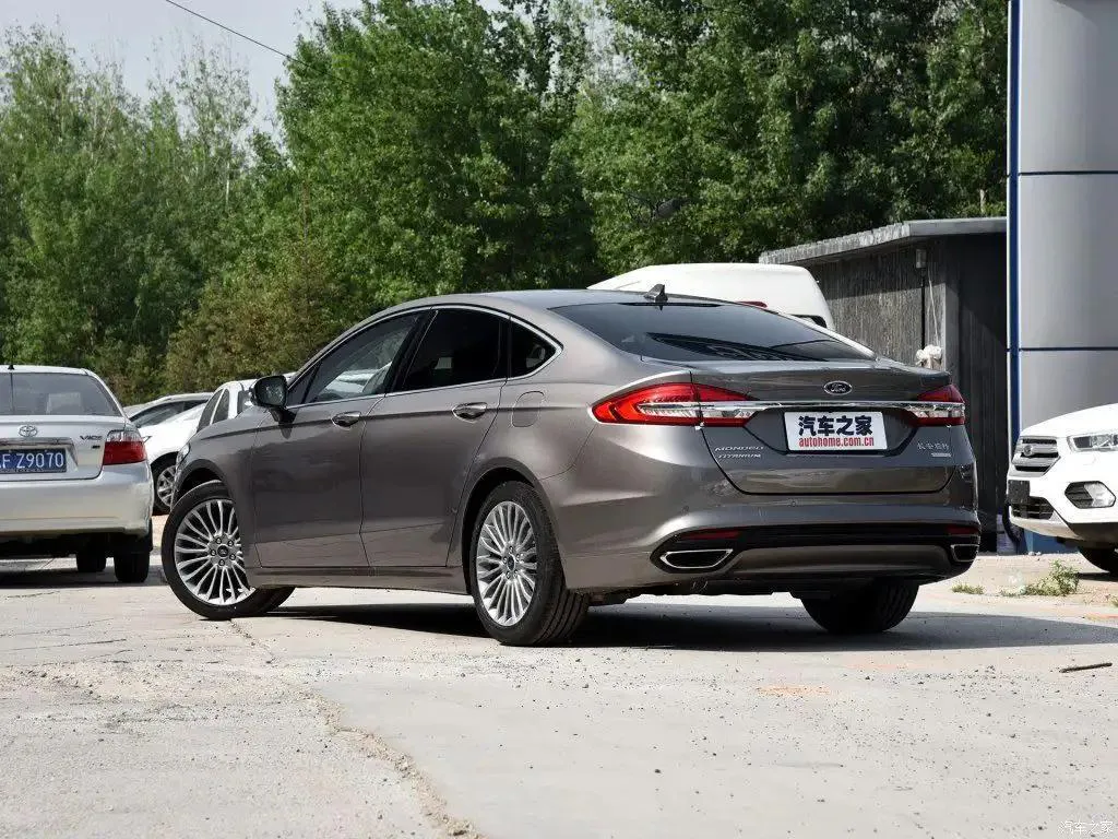 Alfa Alfa Romeo Stelvio — Champán