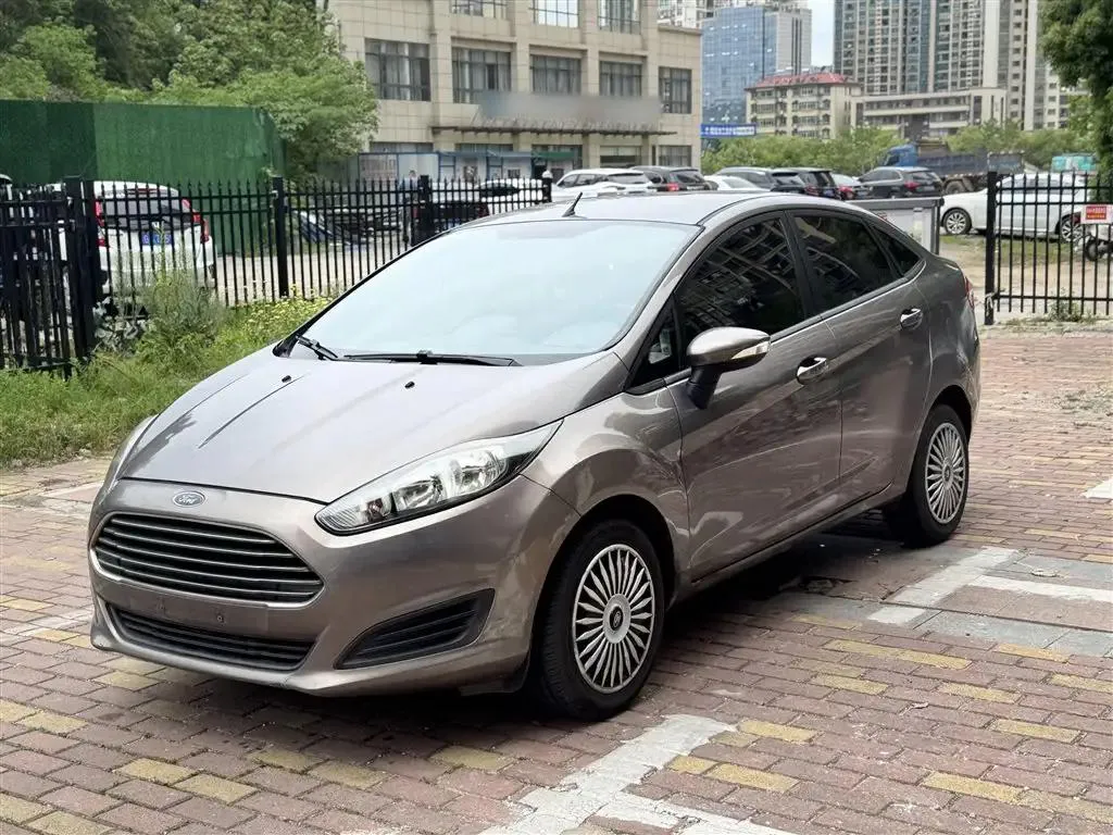 Ford Ford Festiva — شمبانيا