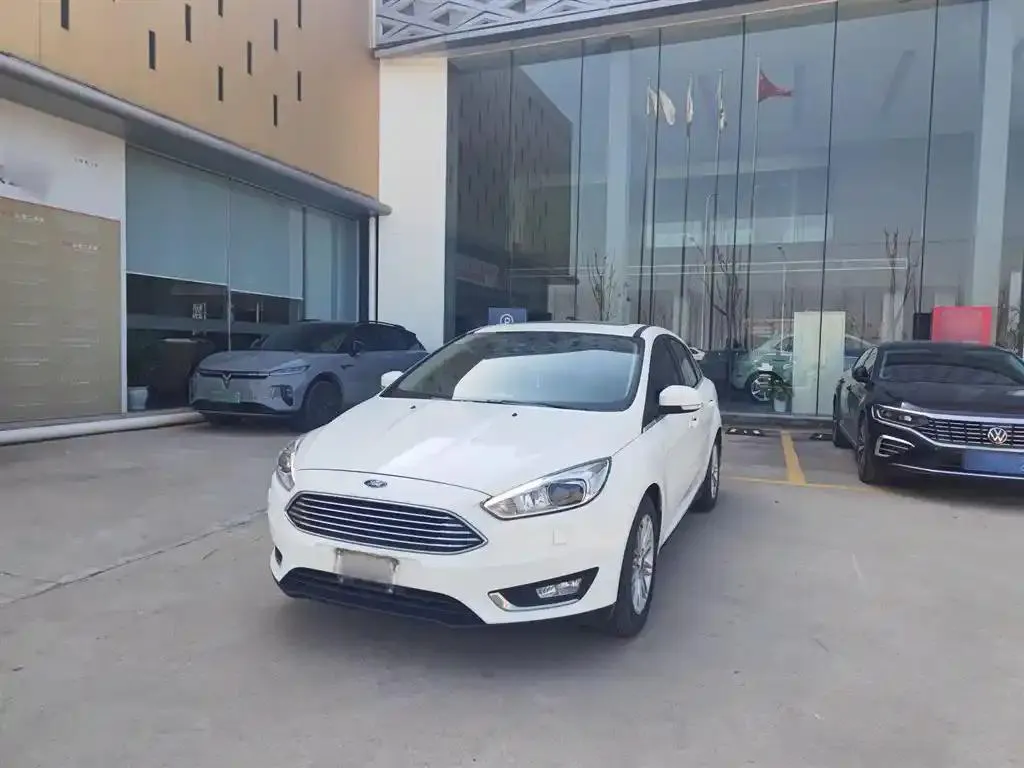 Ford Ford Focus — White