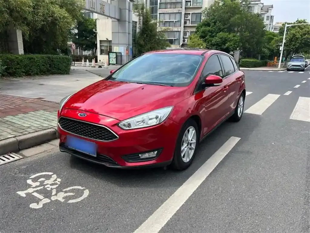 Ford Ford Focus — أحمر