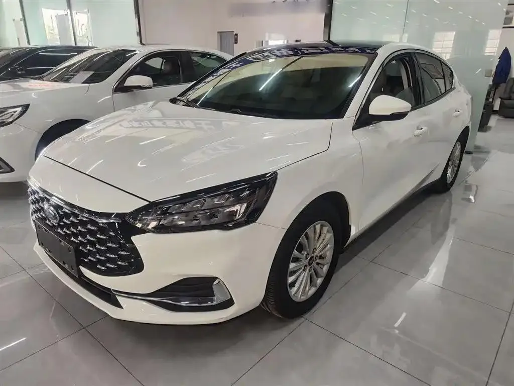 Ford Ford Focus — أبيض
