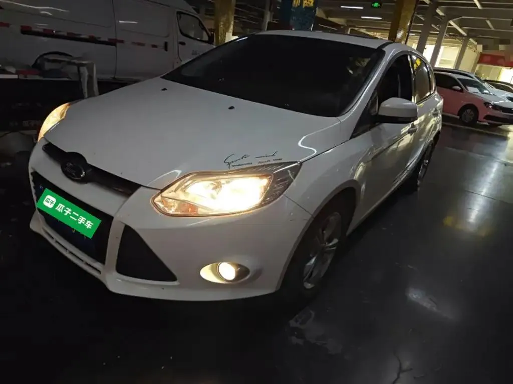 Ford Ford Focus — أبيض
