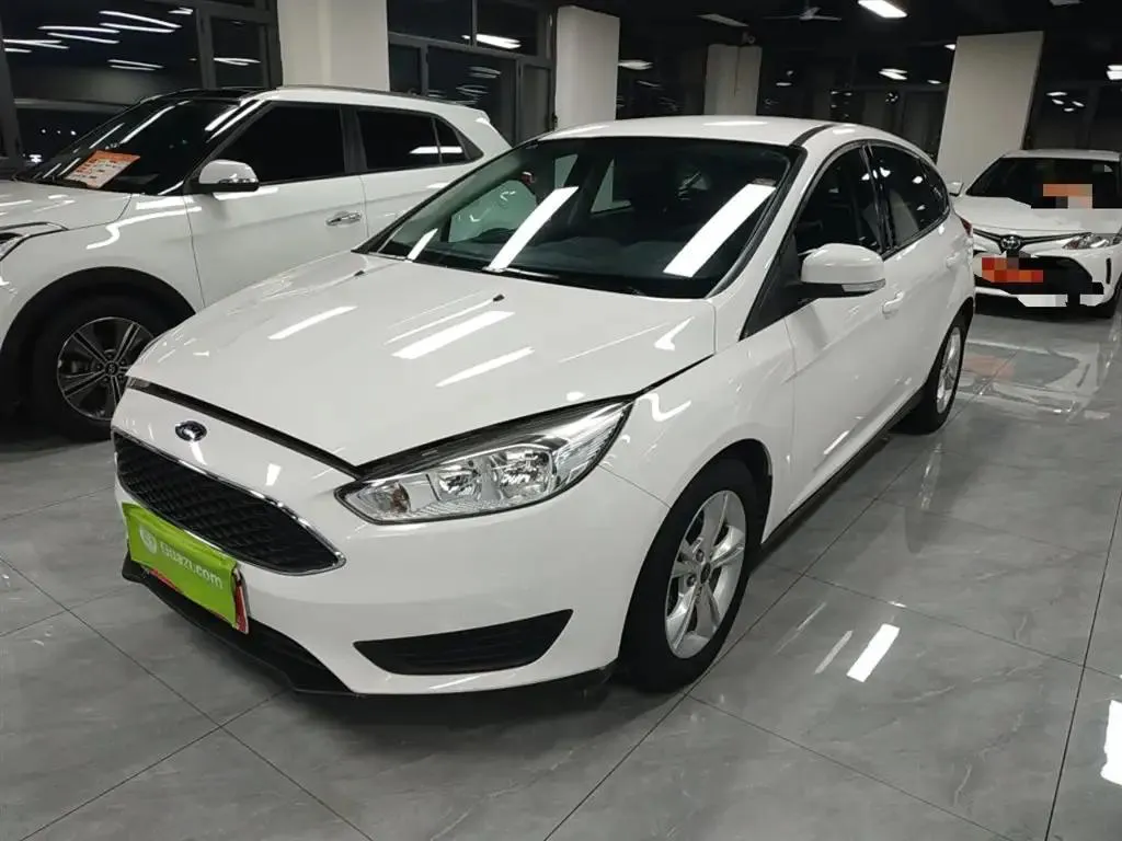 Ford Ford Focus — أبيض