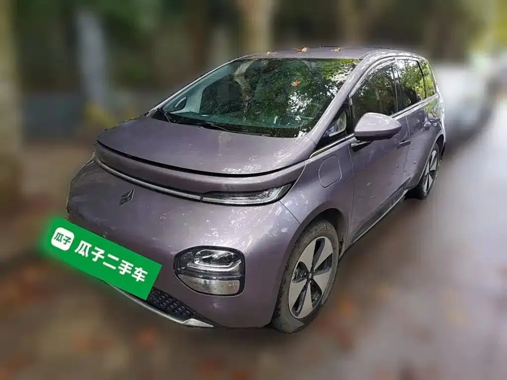 Baojun Baojun Yunduo — أحمر