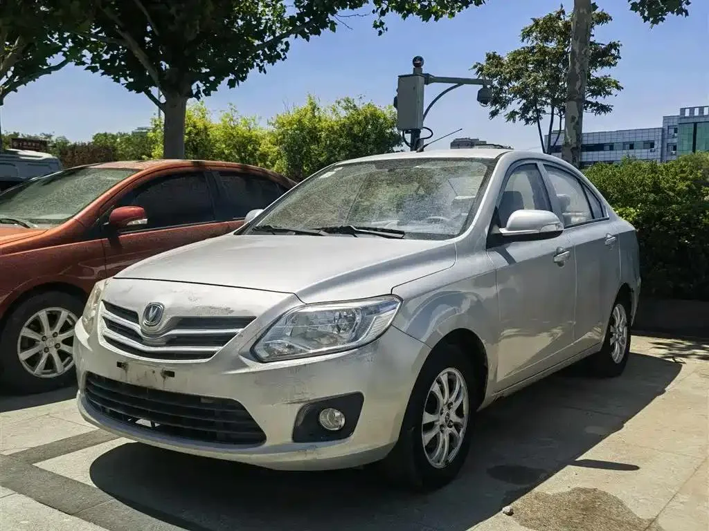 Changan Changan Alsvin V3 — فضي / رمادي