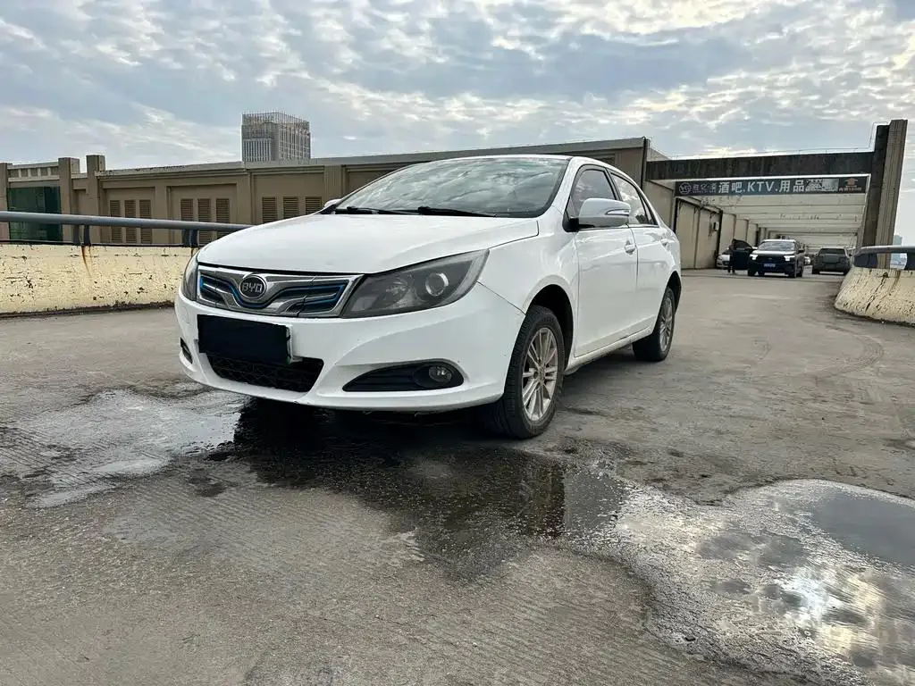 BYD BYD e5 — أبيض