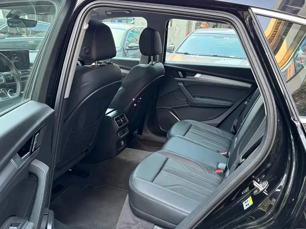 Audi Q5L Q5L 2025 45th Anniversary Edition 40 TFSI Luxury Dynamic — Voir la photo 5