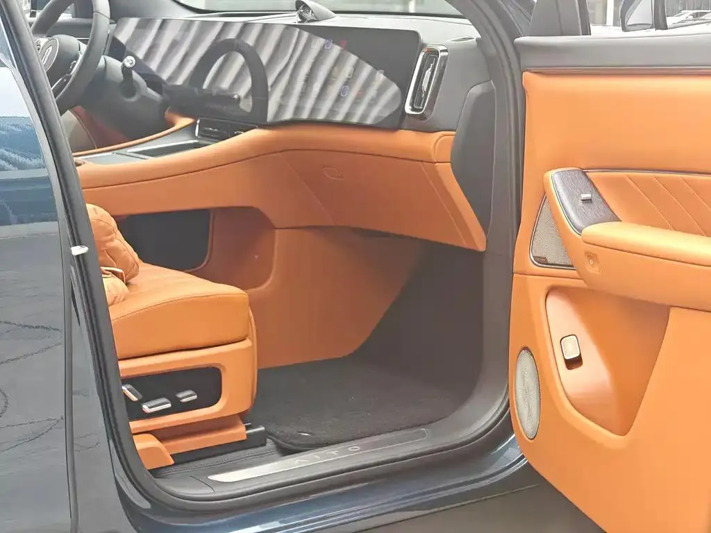 AITO M8 Wenjie M8 2025 Range Extended Max+ Version 53.4kWh 5-Seater — View photo 6