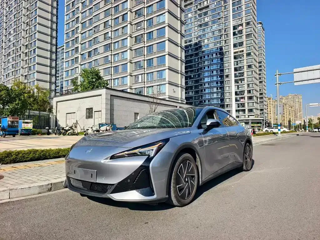 Arcfox ARCFOX αS5 Jihu Alphard S5 2025 Model 560PRO 185kW — Voir la photo 2