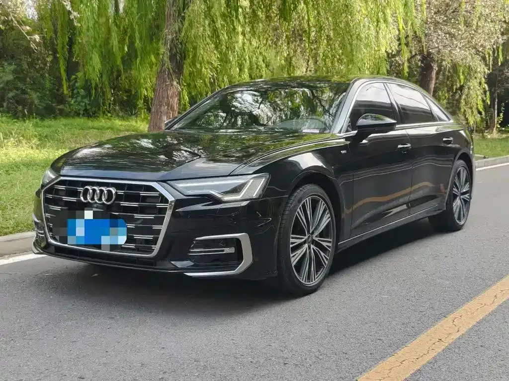 Audi Audi A6L — أسود