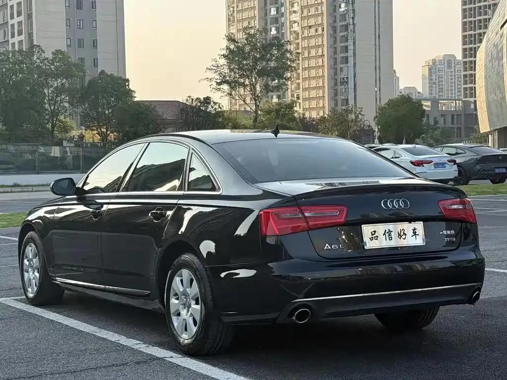 Audi A6L A6L 2012 TFSI Manual Basic Model — Voir la photo 4