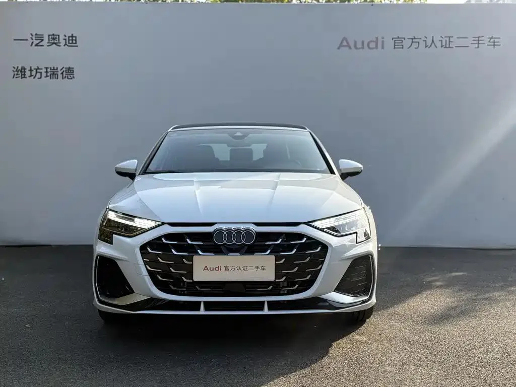 Audi A3 A3 2025 A3L Limousine 35TFSI Flying Spur Premium Edition — Voir la photo 2