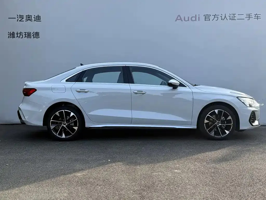 Audi A3 A3 2025 A3L Limousine 35TFSI Flying Spur Premium Edition — Voir la photo 3