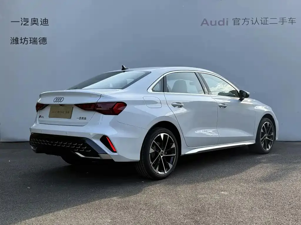Audi A3 A3 2025 A3L Limousine 35TFSI Flying Spur Premium Edition — Voir la photo 4