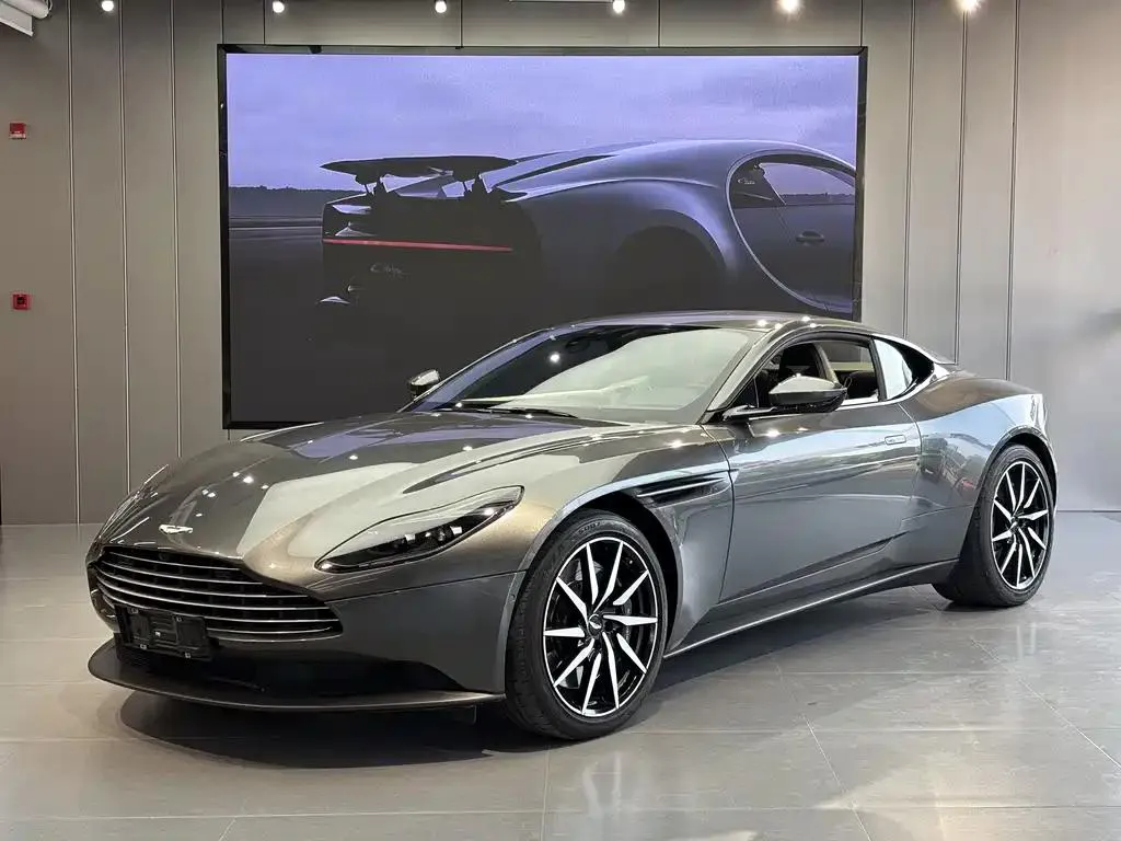 Aston Aston Martin DB11 — فضي / رمادي