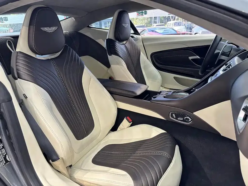 Aston Martin DB11 Martin DB11 2019 4.0T V8 Coupe — View photo 5
