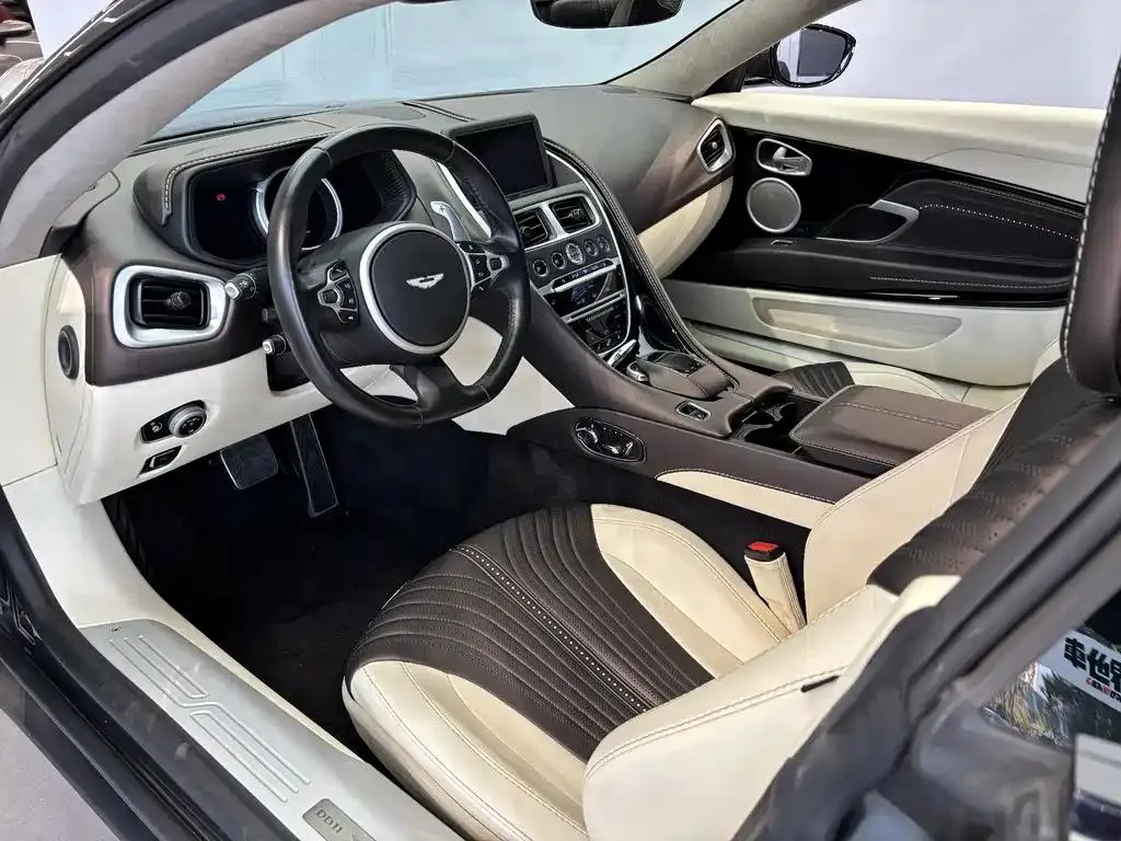 Aston Martin DB11 Martin DB11 2019 4.0T V8 Coupe — View photo 6