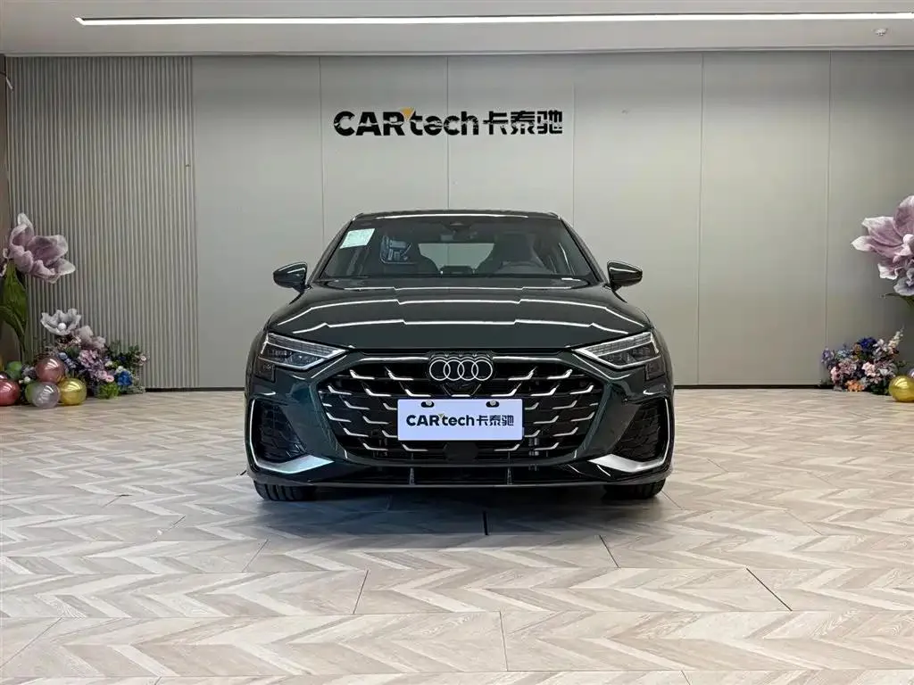 Audi A3 A3 2025 A3L Limousine 35TFSI Flying Spur Premium Edition + Luxury Package — Voir la photo 4