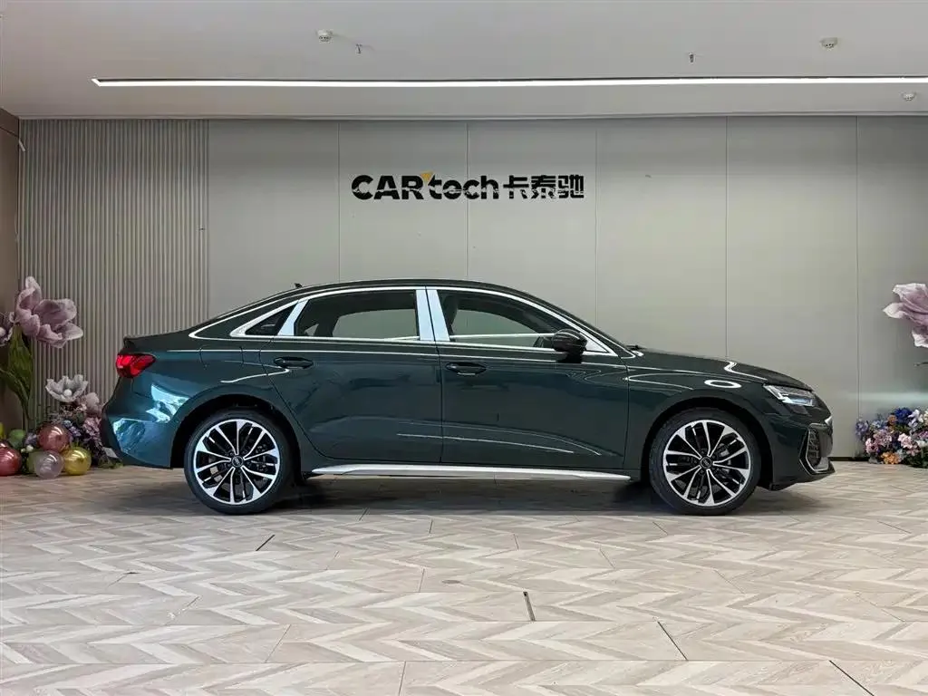 Audi A3 A3 2025 A3L Limousine 35TFSI Flying Spur Premium Edition + Luxury Package — Voir la photo 5