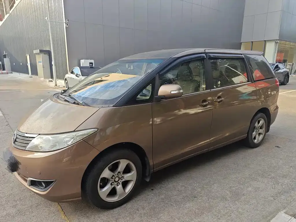 BYD BYD M6 — Champagne