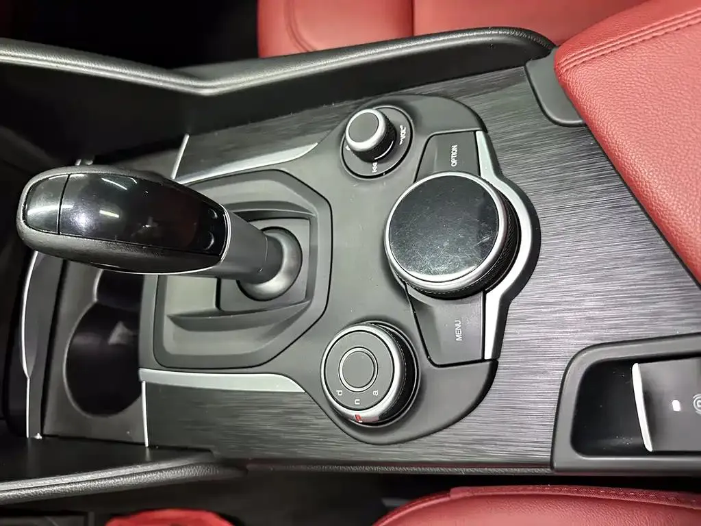 Alfa Romeo Giulia Giulia 2017 2.0T 200HP Elite Edition — View photo 2