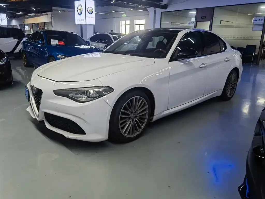 Alfa Romeo Giulia Giulia 2017 2.0T 280HP Luxury Sports Edition — photo 1