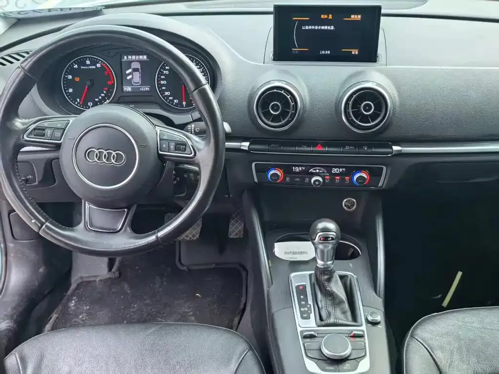 Audi A3 A3 2015 Sportback 35 TFSI Millionth Anniversary Comfort Edition — Voir la photo 6